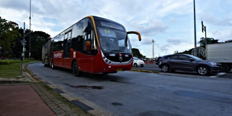 Pelanggan Transjakarta, Mulai 12 April 2020 Wajib Pakai Masker