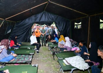 Presiden Jokowi Kunjungi Tenda Pengungsi Korban Gempa di Cianjur