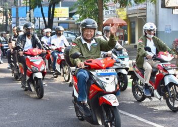 Sosialisasikan Transisi Energi, Menteri ESDM Konvoi Motor Listrik