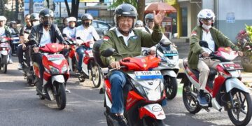 Sosialisasikan Transisi Energi, Menteri ESDM Konvoi Motor Listrik