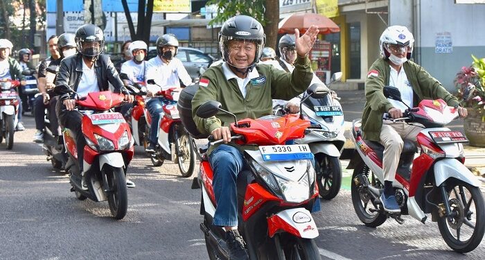 Sosialisasikan Transisi Energi, Menteri ESDM Konvoi Motor Listrik