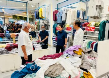 Kunjungi Mal, Presiden dan Menteri Belanja Produk Buatan Indonesia