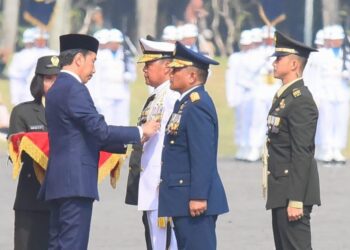HUT Ke-78 TNI, Presiden Jokowi Anugerahkan Tanda Kehormatan Bagi Prajurit TNI