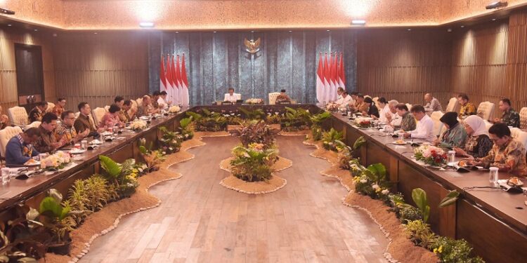 Bahas Strategi Pertumbuhan Ekonomi, Presiden Jokowi Pimpin Sidang Kabinet Perdana di IKN