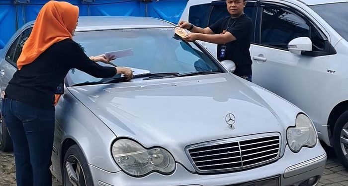 Samsat Serang Tempel Stiker ke Mobil Penunggak Pajak Kendaraan